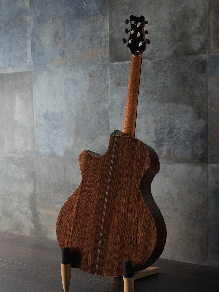LeafInstruments's tweet photo. SJサイズオリジナルギター「杜若」

German Spruce - Top
Honduras Rosewood - Back&Side
Honduras Rosewood - Binding
Original Galaxy Burl - Head&Rosette&Bebel
Ebony - Fretboard&Bridge
African Mahogany - Neck
645mm - Scale

読み方は「カキツバタ」。
しっかり低音域から鳴る余裕のあるヘッドルーム、ドロップチューニングに本領を発揮するギターを作りました。