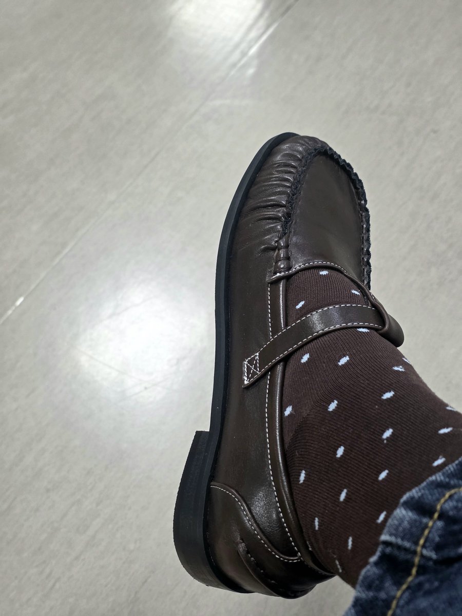 Privatefave's tweet photo. 신발과 양말에서 가을 느끼기 🌰 겨울되기전에 부지런히 느껴야해 https://t.co/IDhIev1rEO