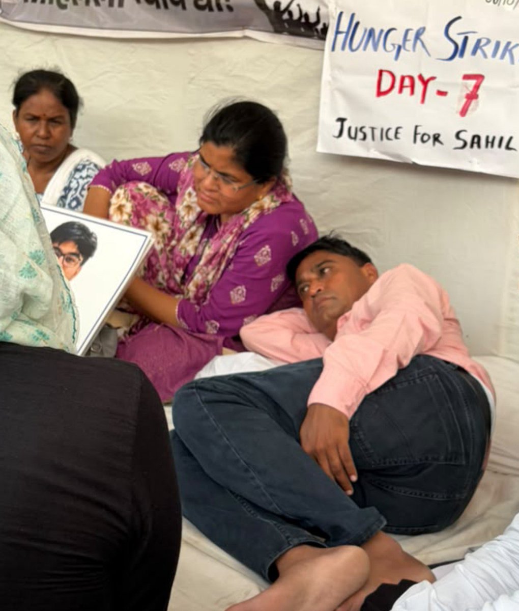 SurajKrBauddh's tweet photo. "No justice, No Peace." 🙏

It's the 7th day of Sahil Wakode's parents' continuous hunger strike at Azad Maidan, demanding arrest of Prof. Doolla &amp; others.

Several students from IIT Bombay came to meet them. Sahil's grieving parents need your support in their fight for justice. https://t.co/BfqRzZop3L