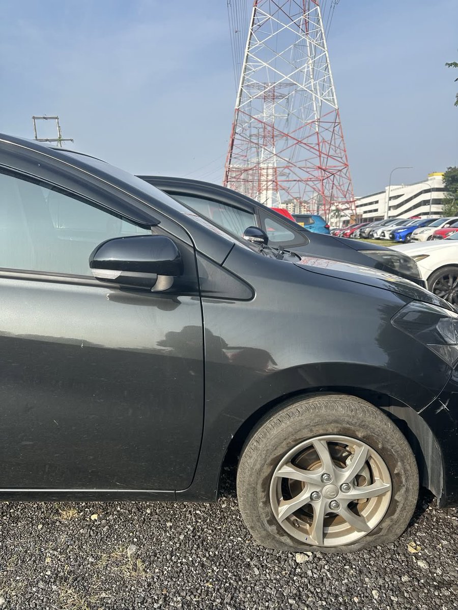 BendiTheBagak's tweet photo. Ada intel bagi gambar ni kat aku.

Kereta dia tayar kena pecah sebab tak nak bayar parking haram RM5 kpd gangster Hindu India di MRT Maluri.

Depa ingat ni Malaysia bapak depa punya ke? 😡🖕

#PariahWatch https://t.co/VPWHaXLIu0