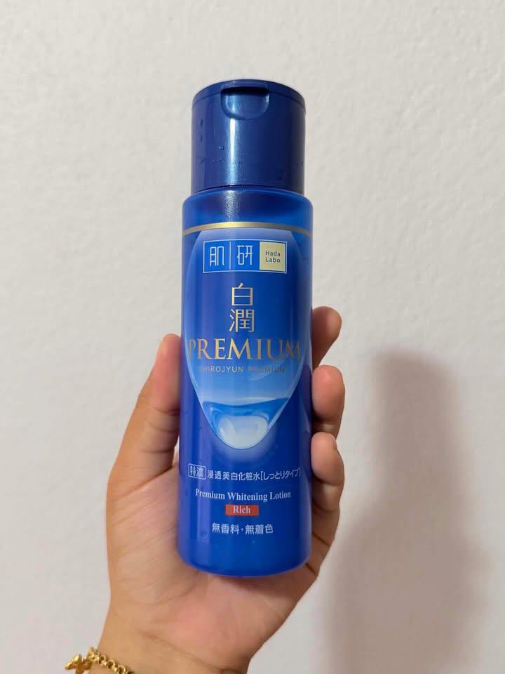 bubbleva8's tweet photo. jujur akhir-akhir ini lagi suka banget sama hada labo 😭
kulit lagi gampang terasa kering, terus pas rutin pakai ini rasanya jadi lebih lembap dan nyaman.
ternyata skincare simpel begini malah bikin nagih 🥹🤍 https://t.co/KAsmTleuBX