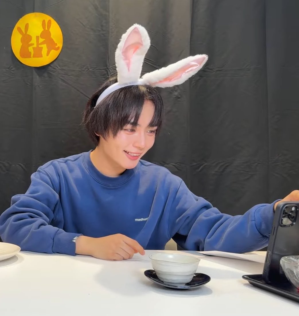 star_ryusekun87's tweet photo. 今日も今日とてだいすきなりゅせくん🧡
コメント読もうと手袋してるのに
触っちゃうとことか可愛すぎたあ🎀⸌̟͂̋⸍̑⸜̑⸝͂

 #きょろりゅちぇお月見生配信  #大西流星  #きょろりゅちぇ https://t.co/SPy8WeAk2D