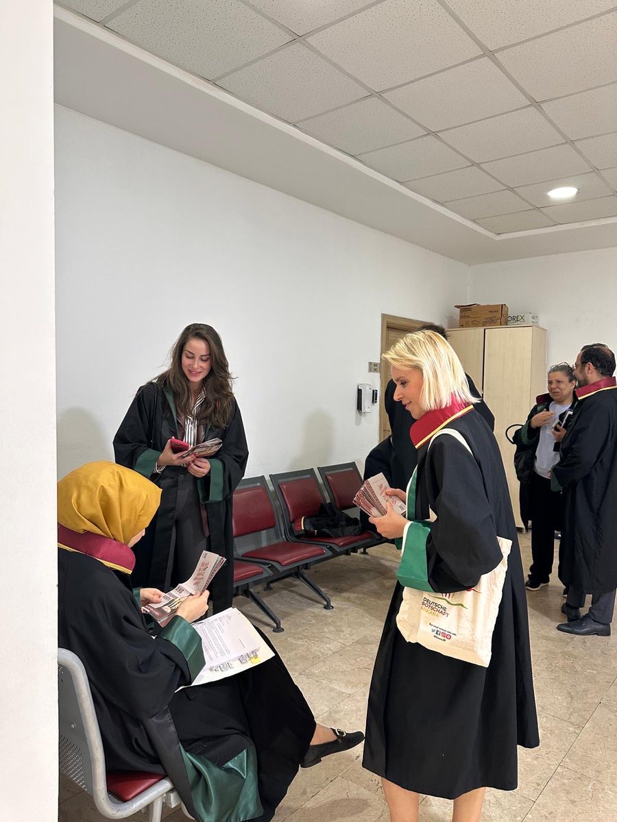 AHGAnkara's tweet photo. Adliye koridorlarında, meslektaşlarımızın yanında, her zamanki kararlılıkla!

İş Mahkemeleri ve Dışkapı Adliyesi’nde meslektaşlarımızla buluştuk, projelerimizi anlattık.

Tek bir avukat yalnız kalmayana dek!

#BuSuHiçDurmaz #AHGAnkara https://t.co/X7U9qGfl0z