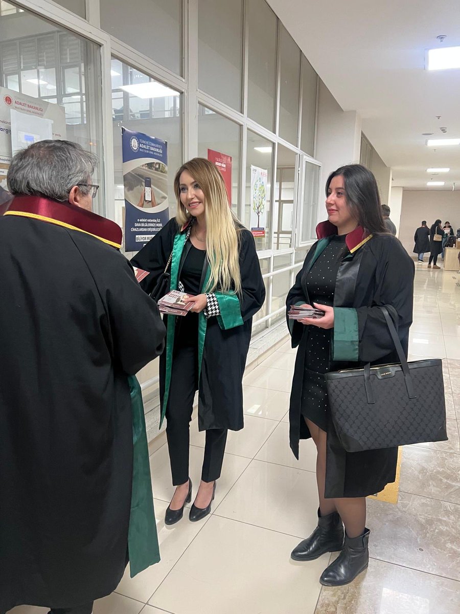 AHGAnkara's tweet photo. Adliye koridorlarında, meslektaşlarımızın yanında, her zamanki kararlılıkla!

İş Mahkemeleri ve Dışkapı Adliyesi’nde meslektaşlarımızla buluştuk, projelerimizi anlattık.

Tek bir avukat yalnız kalmayana dek!

#BuSuHiçDurmaz #AHGAnkara https://t.co/X7U9qGfl0z