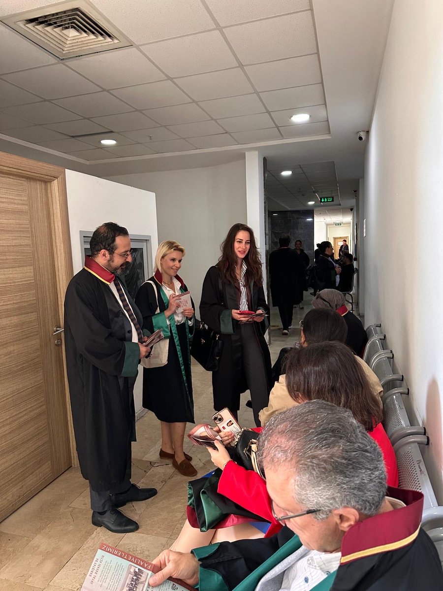 AHGAnkara's tweet photo. Adliye koridorlarında, meslektaşlarımızın yanında, her zamanki kararlılıkla!

İş Mahkemeleri ve Dışkapı Adliyesi’nde meslektaşlarımızla buluştuk, projelerimizi anlattık.

Tek bir avukat yalnız kalmayana dek!

#BuSuHiçDurmaz #AHGAnkara https://t.co/X7U9qGfl0z