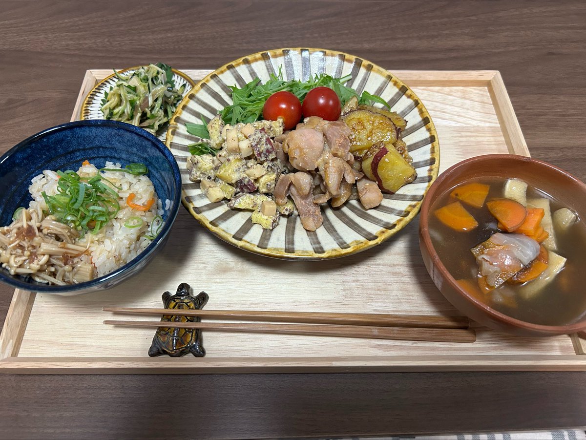 Wister_CoC's tweet photo. 適当に撮った飯もお盆に乗せればそれっぽく見える
これが今年の1のライフハックです https://t.co/2D2cjlw4r7