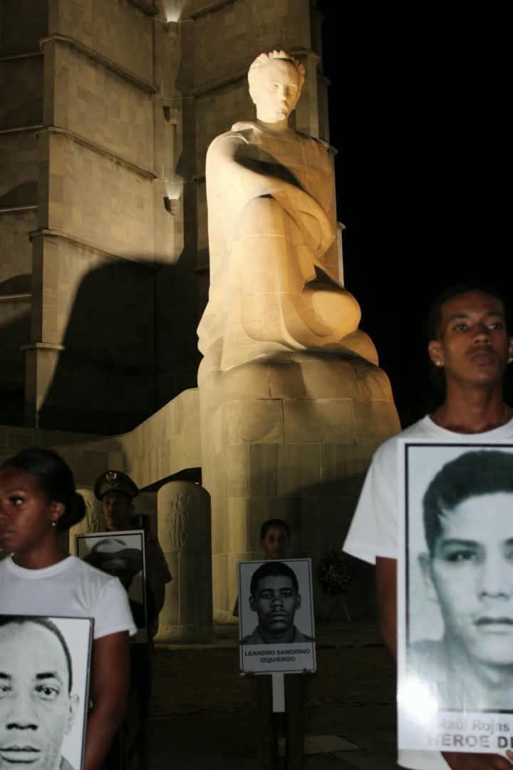 Colina_CTCuba's tweet photo. 🇨🇺 Vigilia junto a Martí, almas jóvenes frente al abominable crimen q hace 50 años generó 73 víctimas del terrorismo que no están ni olvidados, ni muertos. 
Defendamos la paz y el derecho a vivir y construir un futuro donde semejante barbarie nunca se repita
#NoAlTerrorismo
#Cuba https://t.co/bf0J5A5U96