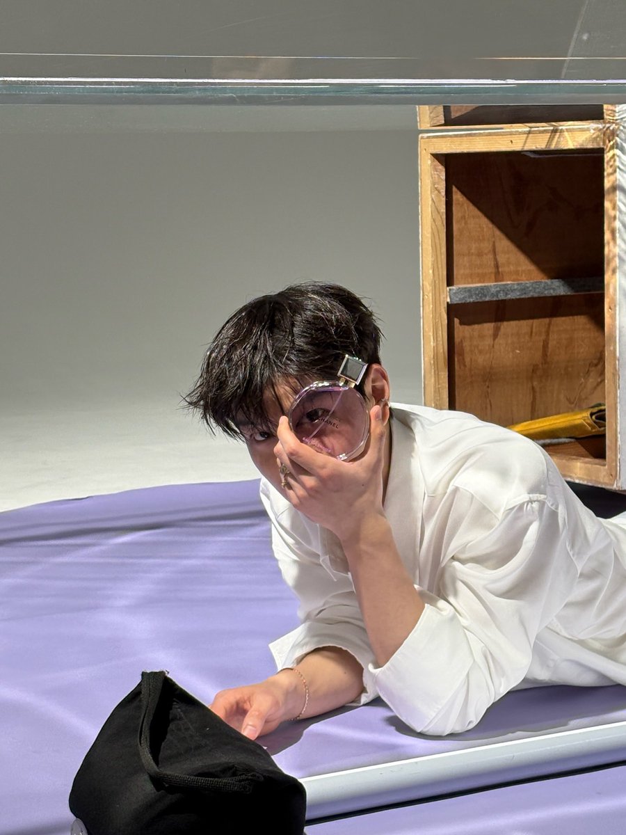 bbangbat's tweet photo. 진짜참을수가없다 모델을 넘어서 각각 향수들의 형상화같은 짤임 https://t.co/Xez5lbaSqG