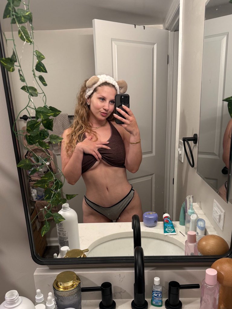 Pretty3366's tweet photo. Wanna meet for fun?🤩@Pretty3366 https://t.co/4aAajEPnbF