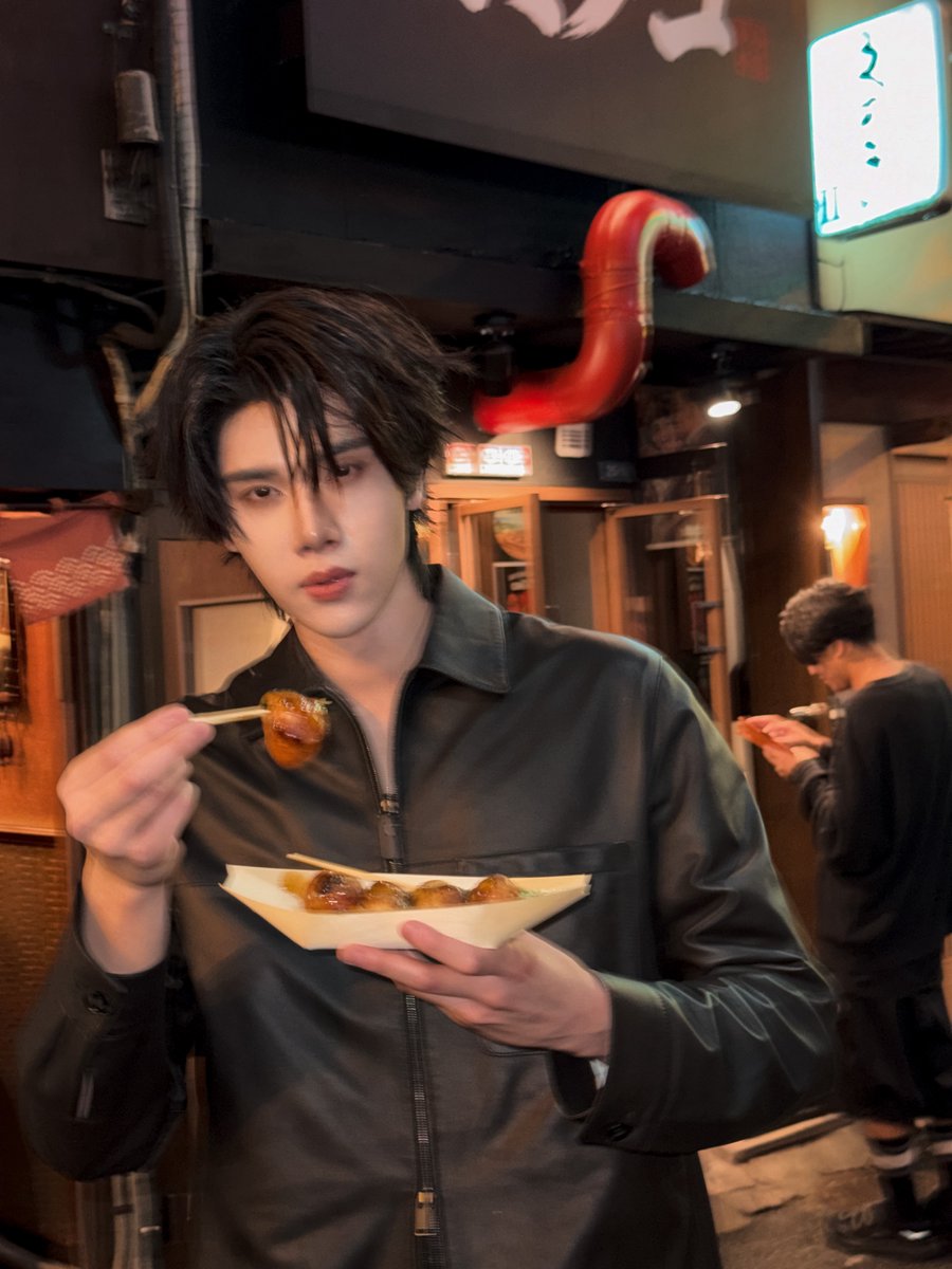 dunknatachai's tweet photo. with you, for as long as you want 🖤 https://t.co/MUibLaNLib