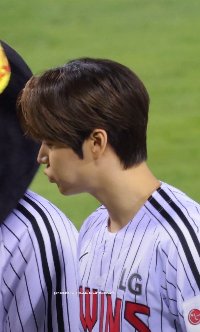 eunseokcloud's tweet photo. eunseok’s clip popped up on my tl and that man is either EATING or POUTING😭😭 https://t.co/HH8S5vxcrm