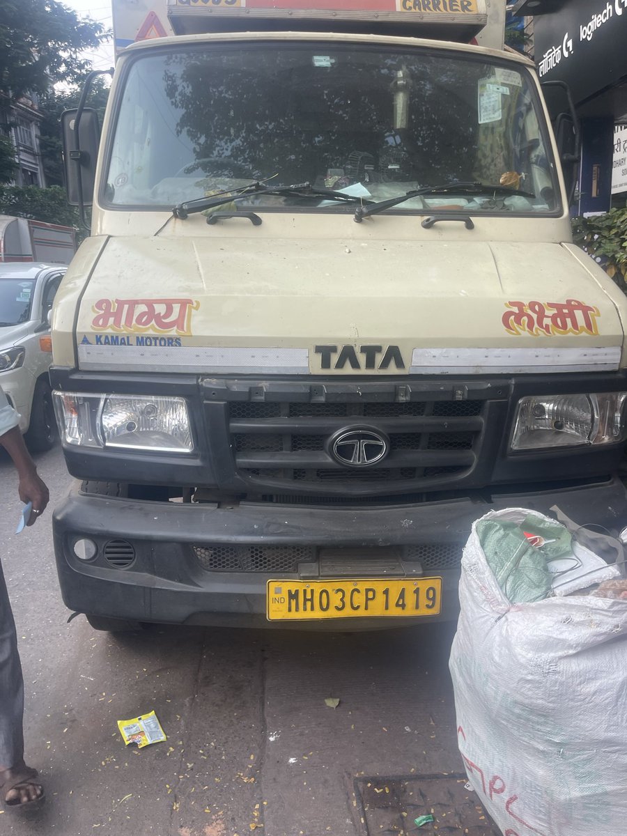 Vikramk11110099's tweet photo. @MTPHereToHelp  
ग्रैंड रोड पूर्व मुंबई ७. लॅमिंग्टन रोडवर २४ तास पाण्याची बाटली विक्री गाडी वाइन शॉप समोर लागून राहते पोलिस 👮‍♂️ rto पोलिस बघूनही कारवाई च्या नावाखाली फक्त फाईन होत आहे. याला काय अर्थ🙏 https://t.co/kCteqm0rdA