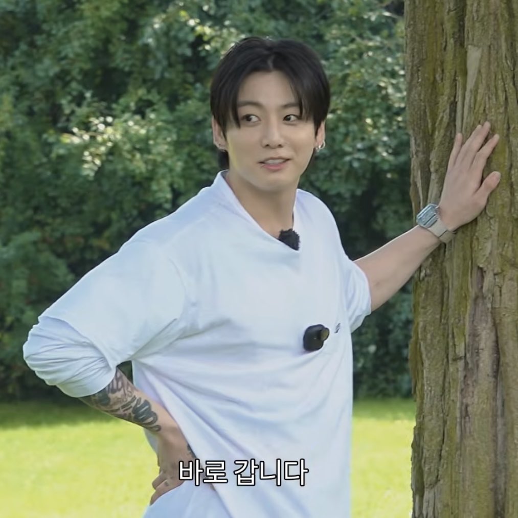 puppykoos's tweet photo. a new addition of jungkook standing like a pregnant woman just dropped https://t.co/Sn4tfLuapW