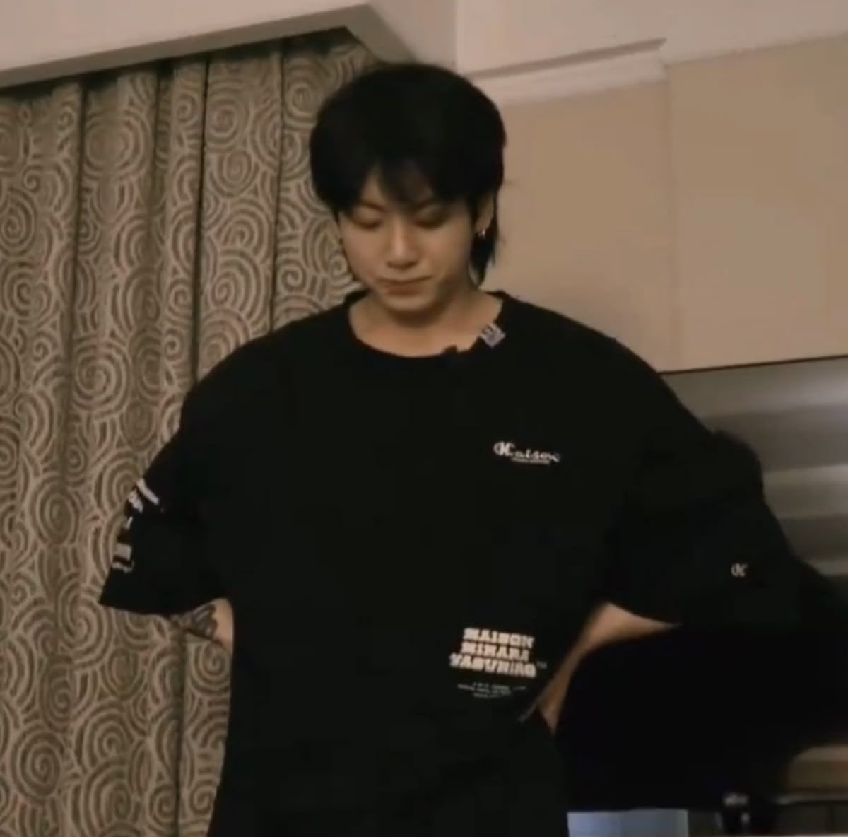 puppykoos's tweet photo. a new addition of jungkook standing like a pregnant woman just dropped https://t.co/Sn4tfLuapW