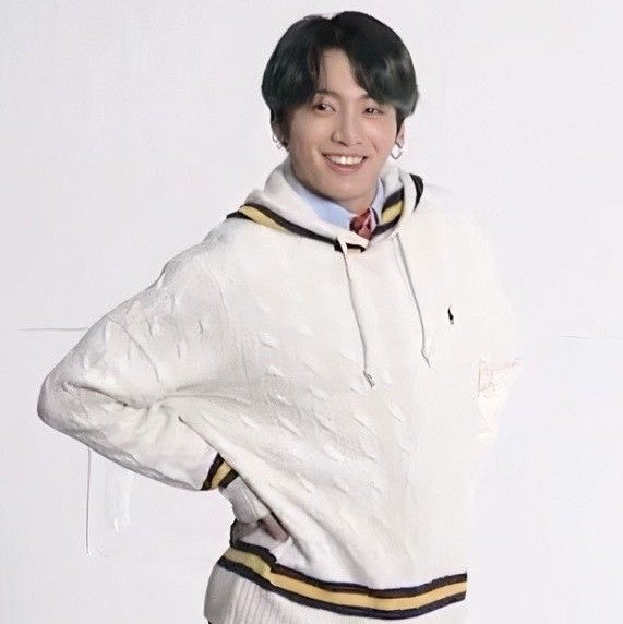 puppykoos's tweet photo. a new addition of jungkook standing like a pregnant woman just dropped https://t.co/Sn4tfLuapW