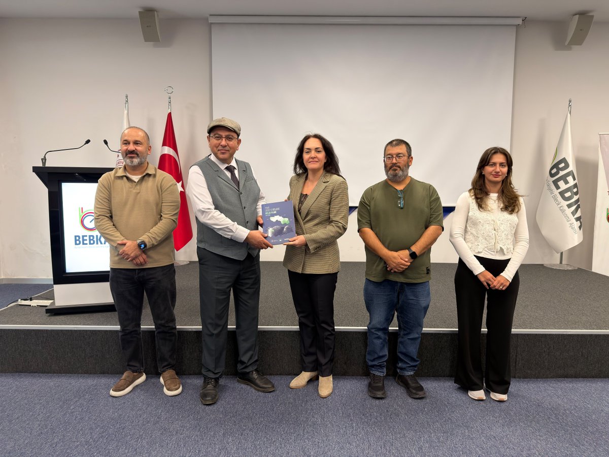 TCBEBKA's tweet photo. 🎓 Gazi Üniversitesi Şehir ve Bölge Planlama Öğrencilerini Ajansımızda Ağırladık

Gazi Üniversitesi Şehir ve Bölge Planlama Bölümü Planlama Stüdyosu dersi kapsamında akademisyenleri ve öğrencileri Ajansımızda ağırladık.

Gerçekleştirilen buluşmada;
🔹 TR41 Bölge Planı’nın vizyonu ve sürdürülebilir kalkınma hedefleri,
🔹 Bursa’nın sanayi yapısı, tarımsal potansiyeli ve stratejik lojistik bağlantıları,
🔹 Kentsel ve bölgesel ölçekte mekânsal gelişme dinamikleri ele alındı.

Ayrıca öğrencilerin bölgesel planlama ve Bursa’nın mekânsal gelişimine ilişkin soruları yanıtlanarak Ajansımızın bölgesel kalkınma alanındaki deneyimleri paylaşıldı.

Geleceğin şehir ve bölge plancılarıyla bilgi ve deneyimlerimizi paylaşmaktan memnuniyet duyuyor, nazik ziyaretleri için Gazi Üniversitesi akademisyenlerine ve öğrencilerine teşekkür ediyoruz. 

@TCSanayi @KalkinmaAjansGM