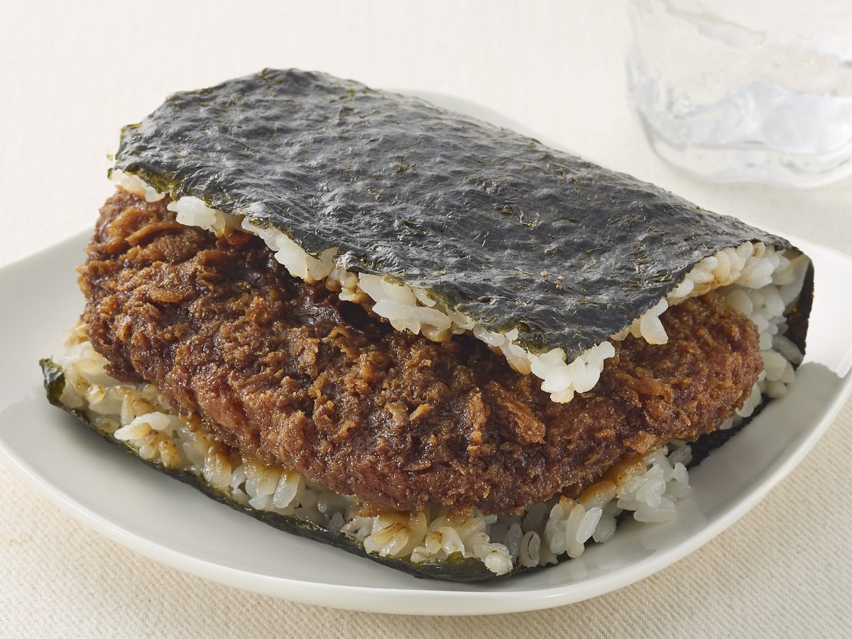 ministopfan's tweet photo. 食欲解放Day！今日のおすすめは「サンドおむすび 味噌カツ（大麦入り）」！カツがでっかいミミ～♪
 #増量 #食欲解放 #お値段そのまま #ミニストップ
https://t.co/bdjBL5bz9N https://t.co/MWSAhehQKu
