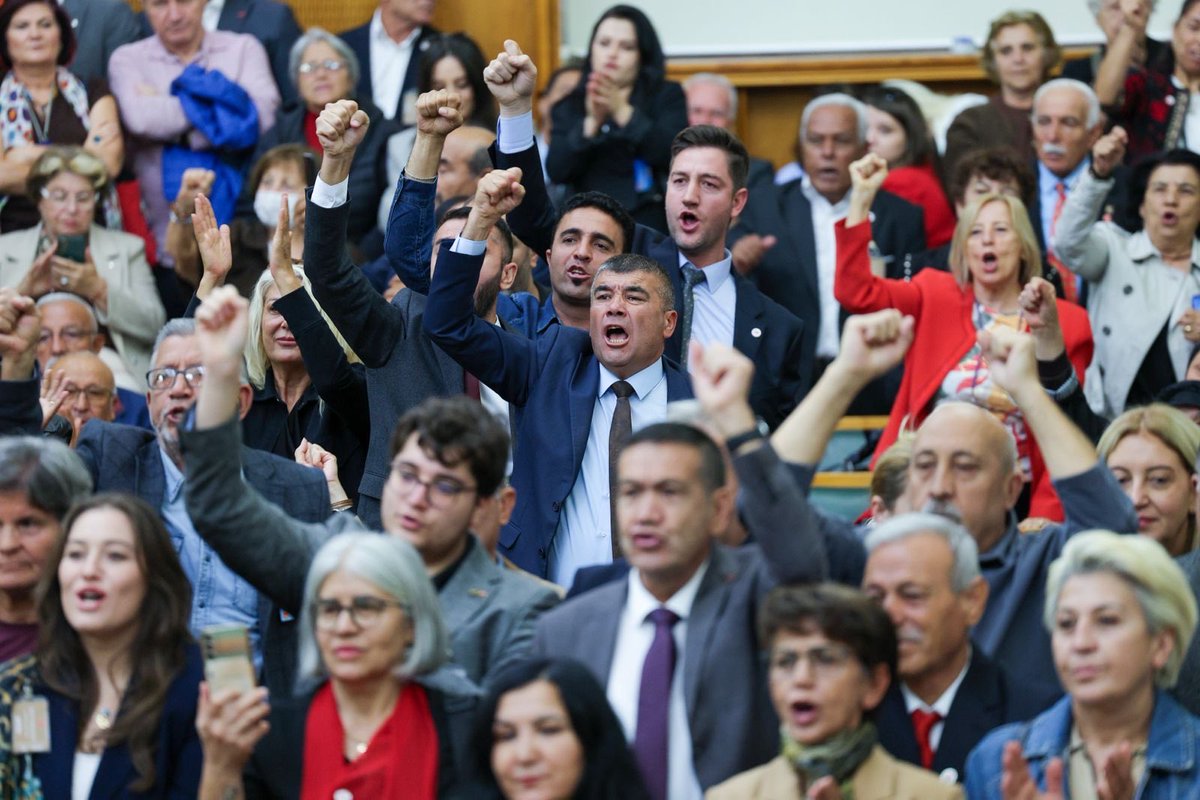 yenipartiyiz's tweet photo. Genel Başkanımız Özgür Özel, partimizin haftalık TBMM grup toplantısında gündemi değerlendirdi.

“Yasama döneminde Meclis’te olacağız, komisyonlarda olacağız; gerektiğinde hep birlikte, gerektiğinde yeteri kadar olacağız. 

Ama koca bir yıl boyunca ta ki seçim gelene kadar, o sandık gelene kadar bütün grubumuzla birlikte Anadolu’nun dört bir yanında sahada olacağız.”
