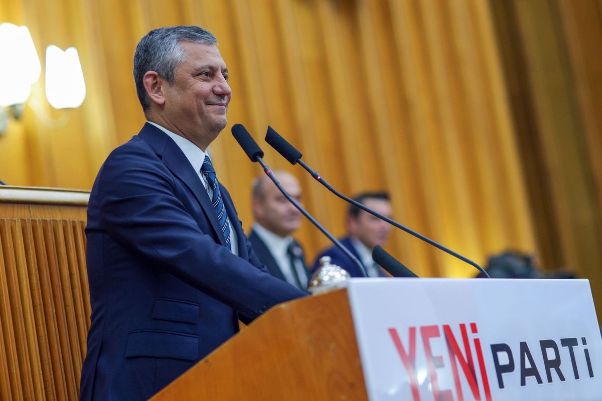 yenipartiyiz's tweet photo. Genel Başkanımız Özgür Özel, partimizin haftalık TBMM grup toplantısında gündemi değerlendirdi.

“Yasama döneminde Meclis’te olacağız, komisyonlarda olacağız; gerektiğinde hep birlikte, gerektiğinde yeteri kadar olacağız. 

Ama koca bir yıl boyunca ta ki seçim gelene kadar, o sandık gelene kadar bütün grubumuzla birlikte Anadolu’nun dört bir yanında sahada olacağız.”