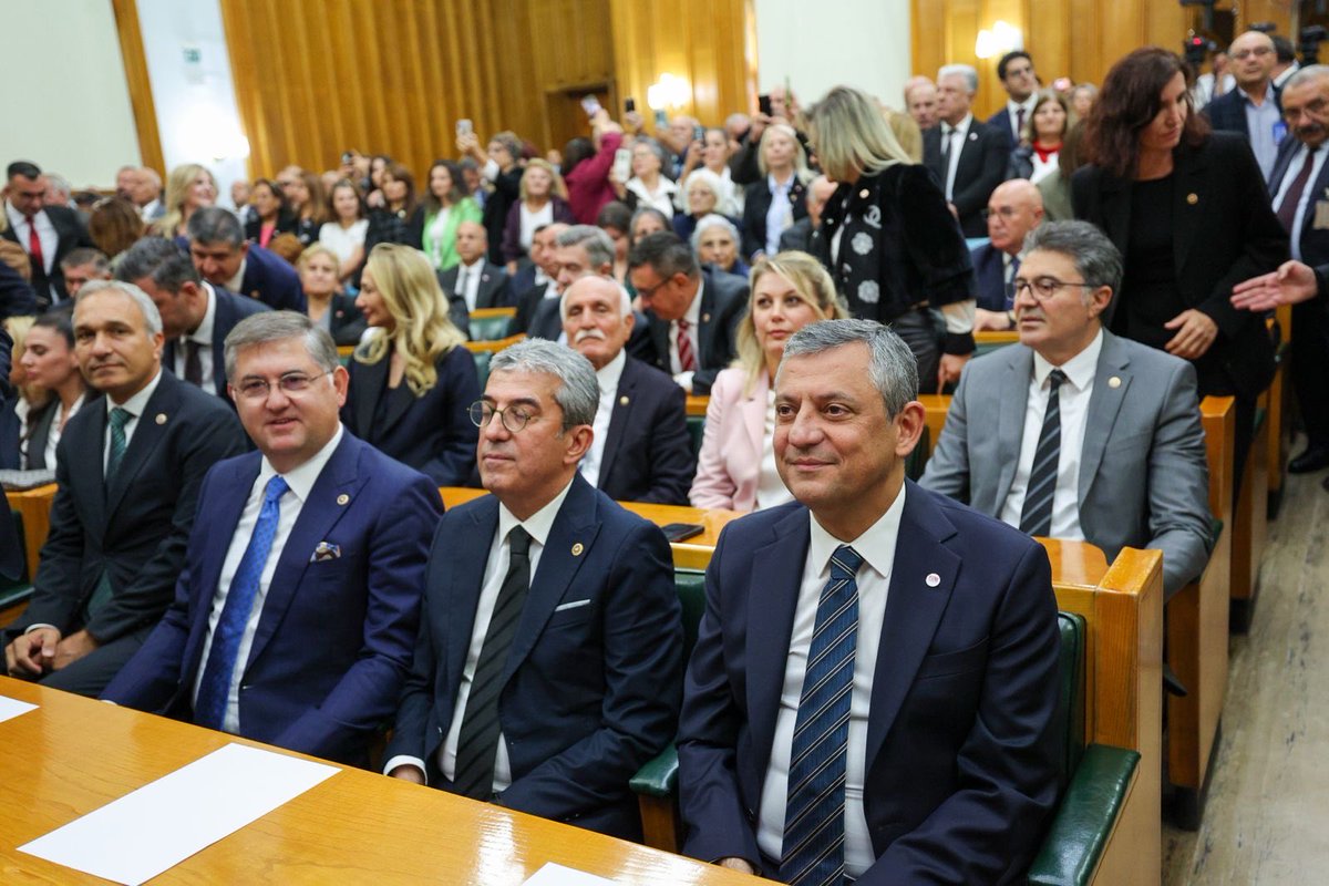 yenipartiyiz's tweet photo. Genel Başkanımız Özgür Özel, partimizin haftalık TBMM grup toplantısında gündemi değerlendirdi.

“Yasama döneminde Meclis’te olacağız, komisyonlarda olacağız; gerektiğinde hep birlikte, gerektiğinde yeteri kadar olacağız. 

Ama koca bir yıl boyunca ta ki seçim gelene kadar, o sandık gelene kadar bütün grubumuzla birlikte Anadolu’nun dört bir yanında sahada olacağız.”