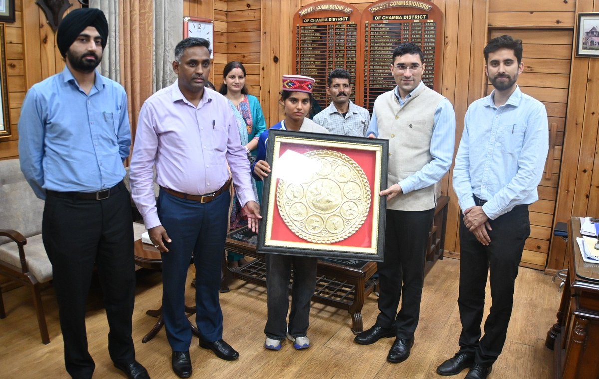 DCChamba's tweet photo. एशियाई खेलों की पदक विजेता सीमा को उपायुक्त मुकेश रेपस्वाल ने किया सम्मानित https://t.co/byjaq78WV8