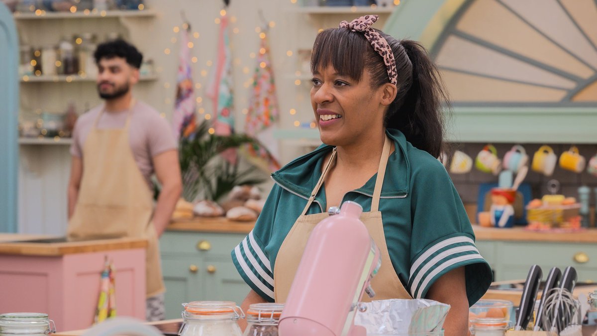 4Viewers's tweet photo. In a Bake Off first, it's Audience Choice Week! The bakers face a mystery box and unleash their inner fashionistas with wearable bakes, but whose faux pas sees them sashaying away? #GBBO, tonight at 8pm on @Channel4 https://t.co/y1G5LXHmIW