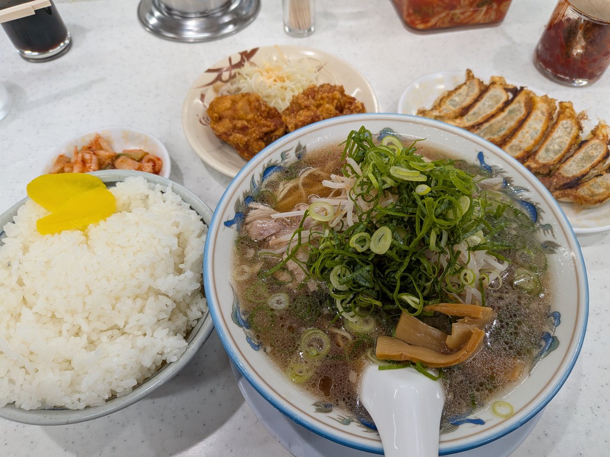 tuuukooo55's tweet photo. 昨日は同じ店で、お昼にマトンビリヤニを食べ、夜にチキンビリヤニを食べました。今日は京都でお昼に醤油ラーメンを食べ、夜に醤油ラーメンを食べました。変化球な偏食ですが、気分とお腹は最高です！！ https://t.co/ZgbK7F4l6p