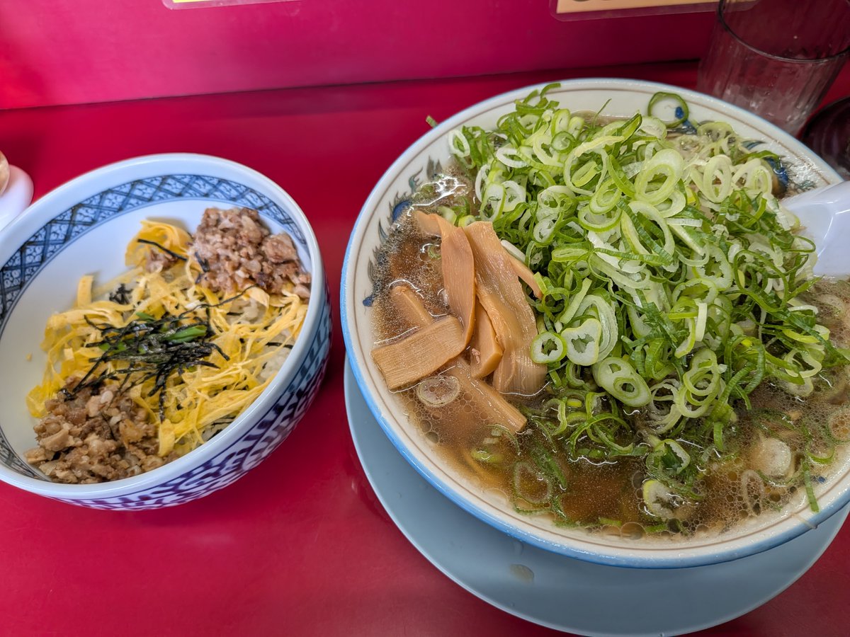 tuuukooo55's tweet photo. 昨日は同じ店で、お昼にマトンビリヤニを食べ、夜にチキンビリヤニを食べました。今日は京都でお昼に醤油ラーメンを食べ、夜に醤油ラーメンを食べました。変化球な偏食ですが、気分とお腹は最高です！！ https://t.co/ZgbK7F4l6p