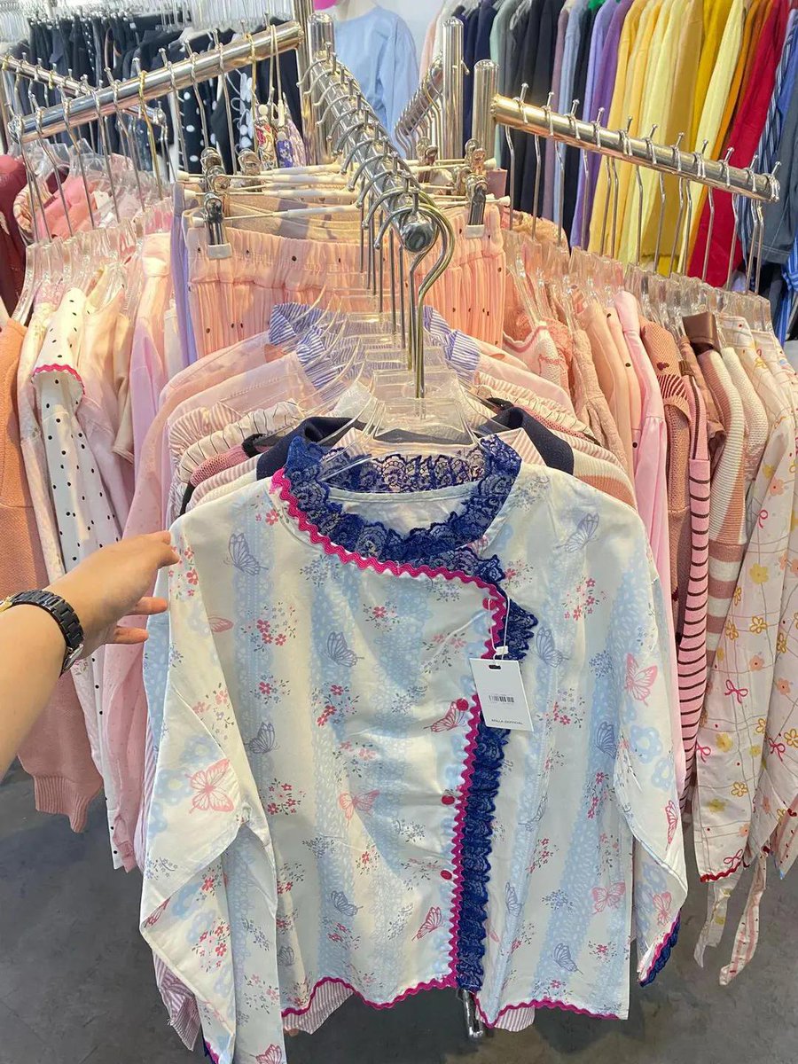 ratjunmuu's tweet photo. NEMU TOKO BAJU SURGANYA CIWI-CIWI 😭🫶🏻
Bajunya tuh nggak pasaran, bagus-bagus &amp; modelnya unik semuaaa 😭
LIAT SATU-SATU BIKIN PENGEN KALAP BORONG 😭🛍️✨ https://t.co/gKz8sbvv15