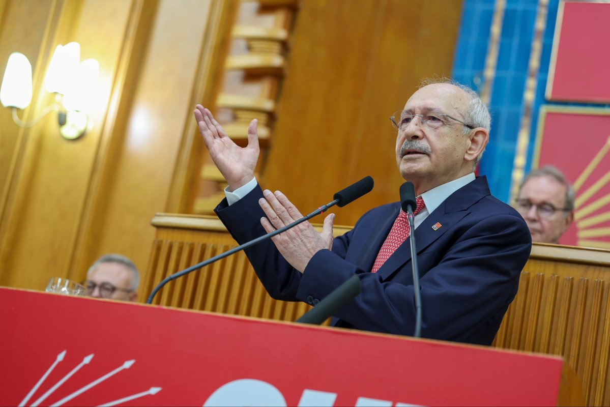 orhansaribalchp's tweet photo. Genel Başkanımız Kemal Kılıçdaroğlu: 

“AK Parti içindeki hesaplaşmanın da ayrıntılarının ortaya çıkması lazım. 

Vatandaşı soyarak hesaplaşamazsınız. Borsa üzerinden manipülasyon yaptırarak hesaplaşamazsınız.

Fatura kime çıkıyor? Vatandaşa çıkıyor, ezilen vatandaşa çıkıyor. Bu bir devlet krizidir.”