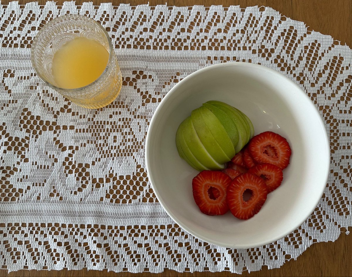 arssmuseum's tweet photo. café da manhã de hoje 

maçã verde com canela, morangos e chá fermentado de lavanda https://t.co/ZZg7SPTJD3