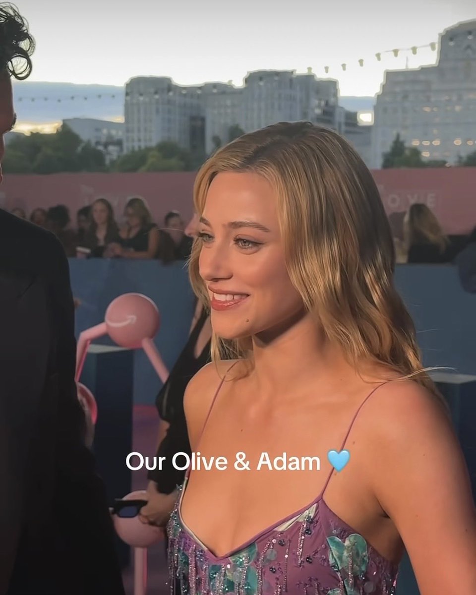 oliveilysm's tweet photo. the way tom looks at her 🥹 https://t.co/t2tRRcl4ts