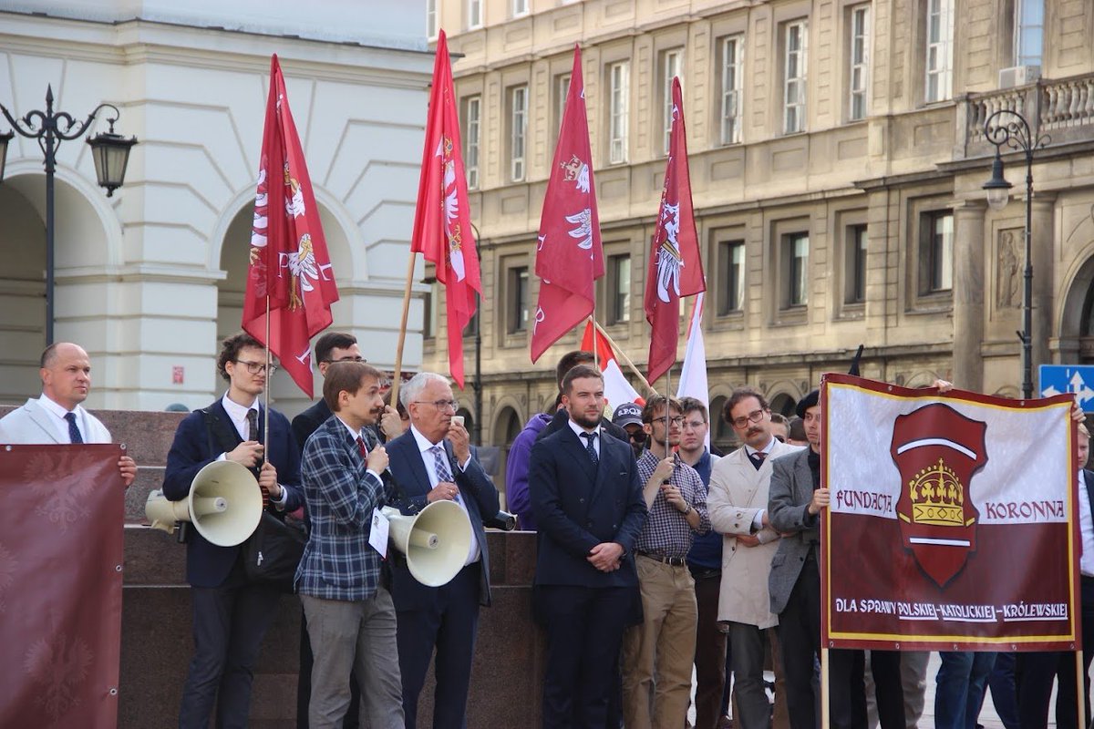ZMReakcyjny's tweet photo. „Musimy wierzyć w to, że kiedyś przyjdzie ten dzień, że polski król będzie szedł do katedry wawelskiej, aby tam na jego głowie prymas Polski w asyście biskupów złożył koronę i go namaścił. Kiedyś ten dzień przyjdzie, musi przyjść. Sursum corda”
prof. Jacek Bartyzel
#7X1918 #Niepodległość