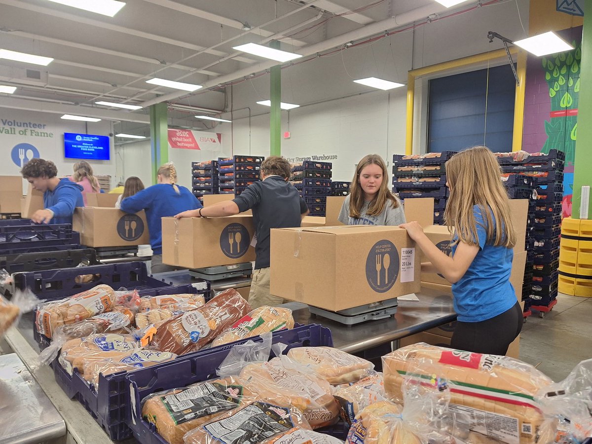 GilmourAcademy's tweet photo. Ms. Gallagher and Ms. Ivery’s freshman advisories spent time at the Cleveland Food Bank, helping pack and sort food for the community, including 4,315 pounds of bread! 💙

A lot of food, a lot of teamwork and a lot of helping hands.

#WhyGilmour #WeAreGilmour https://t.co/N1ATXj10M5