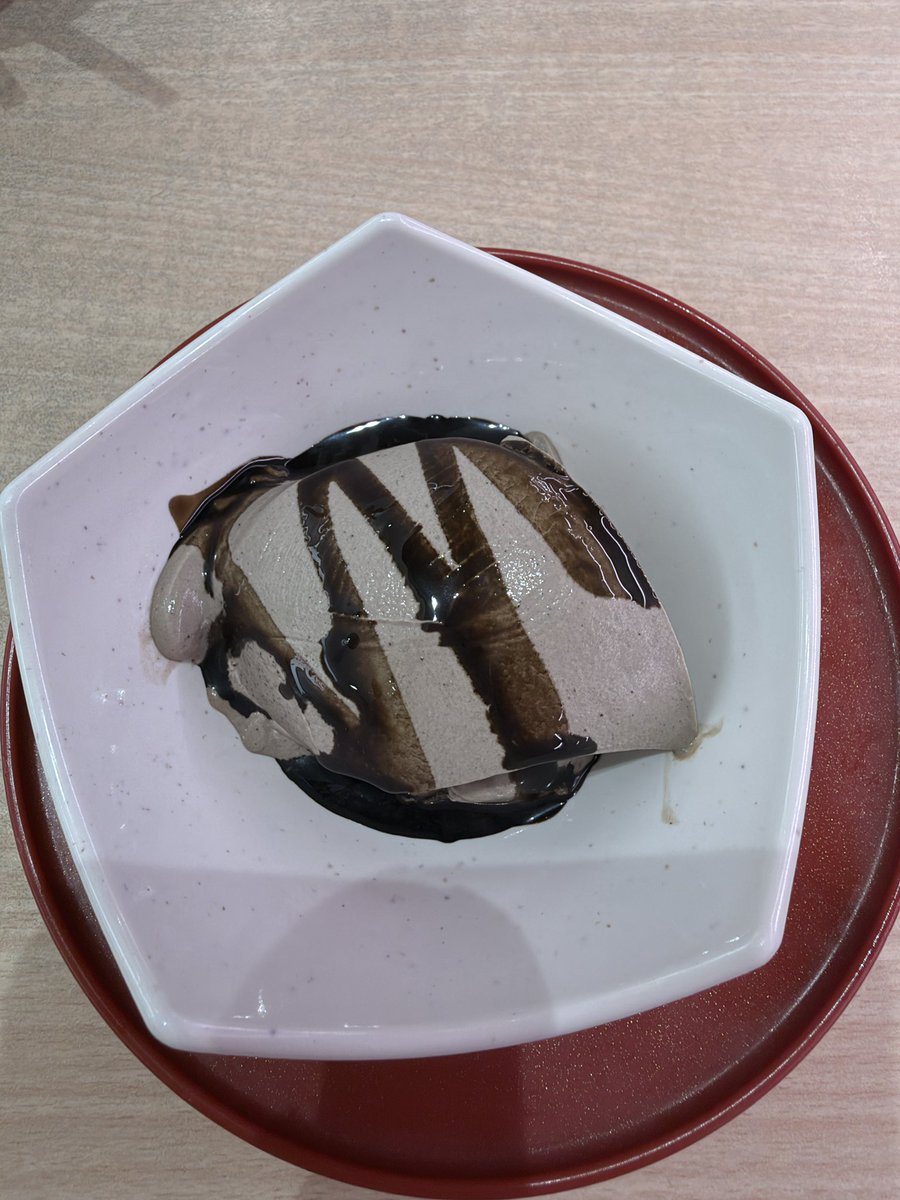lmm_1908's tweet photo. รีแคปซูชิโระประจำเดือนตุลาคมที่พึ่งไปกินมา  จันอันดับตามเมนูที่โดนใจที่สุด (สำหรับเรา)

🥇สไปซี่แซลมอนมายองเนสอะโวคาโดและไข่มากิ (แสงออกปาก สมคำร่ำลือ ใครกินก็บอกอร่อยและติดใจ)

🥈โอตาเตะโชยุบัตเตอร์อะบุริ (หอยโอตาเตะที่อร่อยอยู่แล้ว พอเพิ่มบัตเตอร์เข้าไปคืออร่อยคูณ 10 หอมเนยมาก เหมือนกินหอยเชลล์ย่างเนยอ่ะ)

🥉ปลาบุรีฮิระ ( น้องสีสดน่าทานดีเลยลองมาแบบไม่หวังอะไร พอกินคืออร่อยมาก เนื้อสดหวาน ฟิน)

4️⃣ดับเบิ้ลโฮจิฉะ พานาคอตต้า (อร่อยมากกก ตัวซอสโฮจิฉะมีความเข้มข้นหอมกลิ่นชา ความและรสหวานปะแล่มๆ คนชอบหวานน้อยก็ทานได้ กินคู่กับพานาคอตต้าเนื้อนุ่มเนียนละเอียด คือเริ่ด)

5️⃣ แซลมอนแดง เบนิซาเกะอาบูริ (น้องเนื้อสดนะ แต่กินแล้วยังมีกลิ่นคาวมาอยู่อ่ะ เลยยังไม่ใช่ทางเท่าไหร่ ยังยกใจให้แซลมอนคัดพิเศษมากกว่า)
#sushiro
