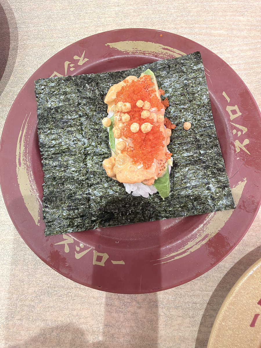 lmm_1908's tweet photo. รีแคปซูชิโระประจำเดือนตุลาคมที่พึ่งไปกินมา  จันอันดับตามเมนูที่โดนใจที่สุด (สำหรับเรา)

🥇สไปซี่แซลมอนมายองเนสอะโวคาโดและไข่มากิ (แสงออกปาก สมคำร่ำลือ ใครกินก็บอกอร่อยและติดใจ)

🥈โอตาเตะโชยุบัตเตอร์อะบุริ (หอยโอตาเตะที่อร่อยอยู่แล้ว พอเพิ่มบัตเตอร์เข้าไปคืออร่อยคูณ 10 หอมเนยมาก เหมือนกินหอยเชลล์ย่างเนยอ่ะ)

🥉ปลาบุรีฮิระ ( น้องสีสดน่าทานดีเลยลองมาแบบไม่หวังอะไร พอกินคืออร่อยมาก เนื้อสดหวาน ฟิน)

4️⃣ดับเบิ้ลโฮจิฉะ พานาคอตต้า (อร่อยมากกก ตัวซอสโฮจิฉะมีความเข้มข้นหอมกลิ่นชา ความและรสหวานปะแล่มๆ คนชอบหวานน้อยก็ทานได้ กินคู่กับพานาคอตต้าเนื้อนุ่มเนียนละเอียด คือเริ่ด)

5️⃣ แซลมอนแดง เบนิซาเกะอาบูริ (น้องเนื้อสดนะ แต่กินแล้วยังมีกลิ่นคาวมาอยู่อ่ะ เลยยังไม่ใช่ทางเท่าไหร่ ยังยกใจให้แซลมอนคัดพิเศษมากกว่า)
#sushiro