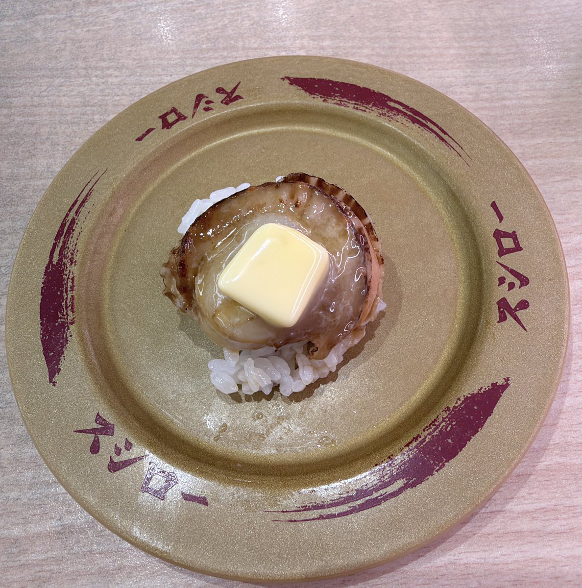 lmm_1908's tweet photo. รีแคปซูชิโระประจำเดือนตุลาคมที่พึ่งไปกินมา  จันอันดับตามเมนูที่โดนใจที่สุด (สำหรับเรา)

🥇สไปซี่แซลมอนมายองเนสอะโวคาโดและไข่มากิ (แสงออกปาก สมคำร่ำลือ ใครกินก็บอกอร่อยและติดใจ)

🥈โอตาเตะโชยุบัตเตอร์อะบุริ (หอยโอตาเตะที่อร่อยอยู่แล้ว พอเพิ่มบัตเตอร์เข้าไปคืออร่อยคูณ 10 หอมเนยมาก เหมือนกินหอยเชลล์ย่างเนยอ่ะ)

🥉ปลาบุรีฮิระ ( น้องสีสดน่าทานดีเลยลองมาแบบไม่หวังอะไร พอกินคืออร่อยมาก เนื้อสดหวาน ฟิน)

4️⃣ดับเบิ้ลโฮจิฉะ พานาคอตต้า (อร่อยมากกก ตัวซอสโฮจิฉะมีความเข้มข้นหอมกลิ่นชา ความและรสหวานปะแล่มๆ คนชอบหวานน้อยก็ทานได้ กินคู่กับพานาคอตต้าเนื้อนุ่มเนียนละเอียด คือเริ่ด)

5️⃣ แซลมอนแดง เบนิซาเกะอาบูริ (น้องเนื้อสดนะ แต่กินแล้วยังมีกลิ่นคาวมาอยู่อ่ะ เลยยังไม่ใช่ทางเท่าไหร่ ยังยกใจให้แซลมอนคัดพิเศษมากกว่า)
#sushiro
