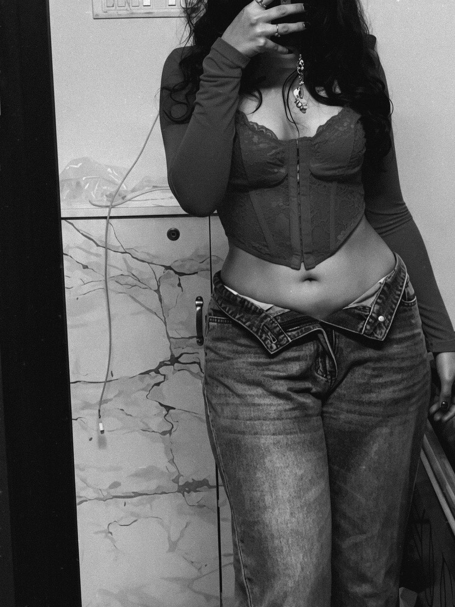 Kaviithaz's tweet photo. Good noon babes…💋 https://t.co/PyIYcWNx0K