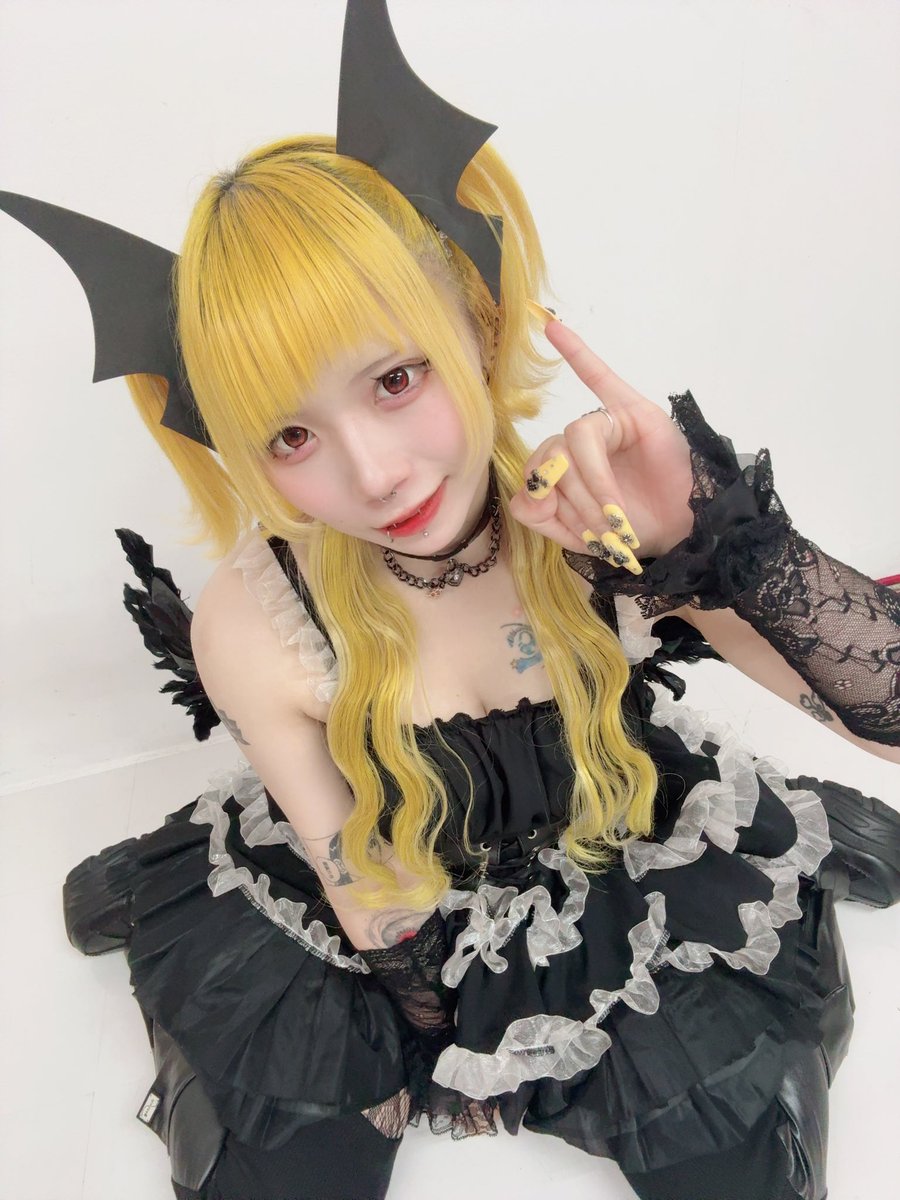 michu_ccocha's tweet photo. めあBDの時の悪魔チェキ
オンライン始まってるょーーーーぃ https://t.co/bMgNWteaBk