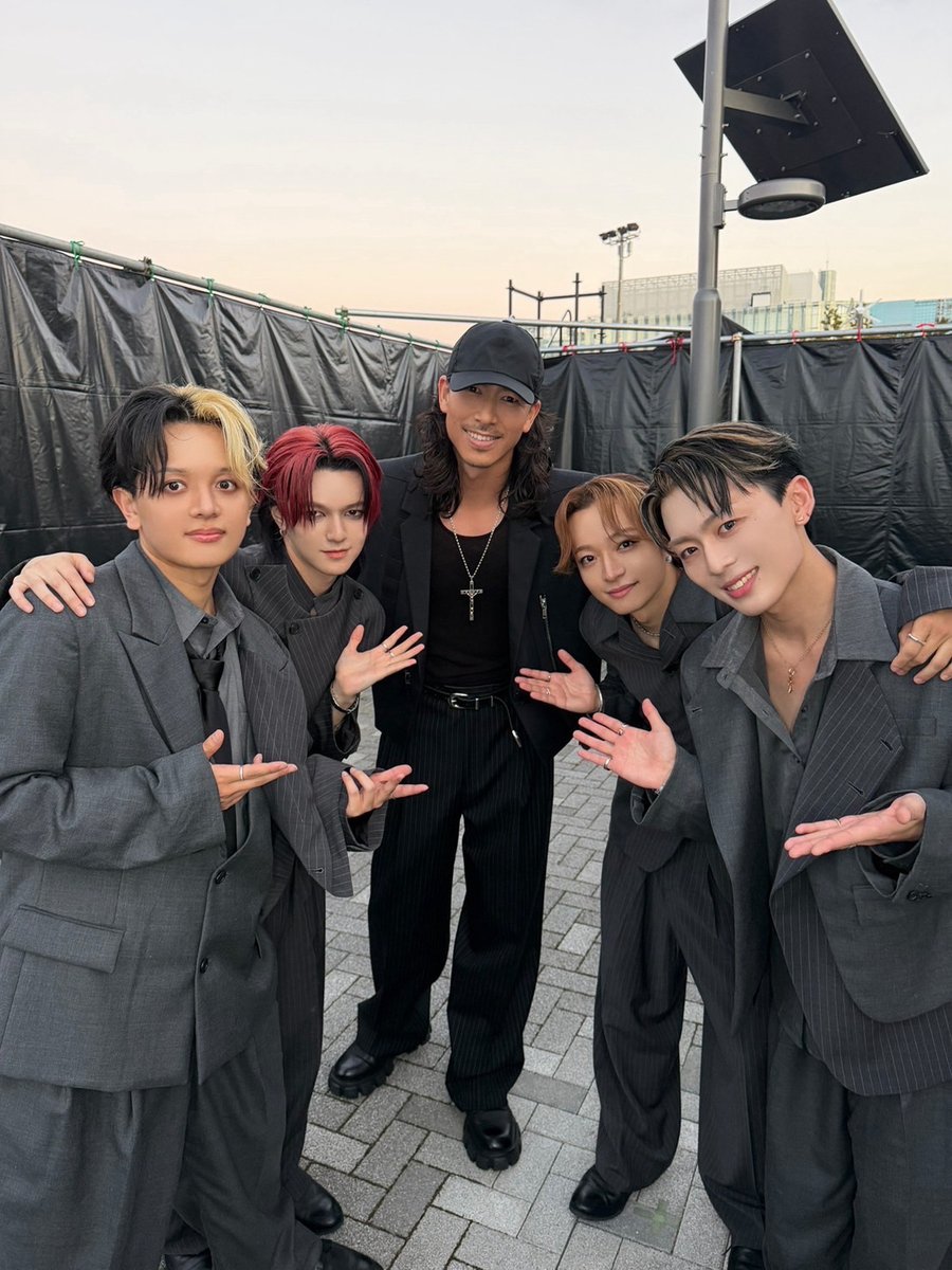 oneoreight__'s tweet photo. [📸]TRANSLATE📟 w/@EXILE_AKIRA_LDHさん

💧MIZUKI
僕が初めて踊ったダンスであるChoo Choo TRAINをAKIRAさんと一緒に踊ることができて幸せでした！！
ありがとうございました🙇

🦖YUGA
AKIRAさんありがとうございました！
念願のChoo Choo TRAINも踊れてすごい楽しかったです🥺

🔗TikTok
https://t.co/Kcgrz9V4ra

🔗Instagram 
https://t.co/tvF7Fd7vHM

🔗Youtube
https://t.co/5cBxUgH04x

#EXILE  
#ONEOREIGHT #1OR8  #MIZUKI  #YUGA #NEO #TSUBASA 
#TRANSLATE📟  #EN_GÏNE🫀