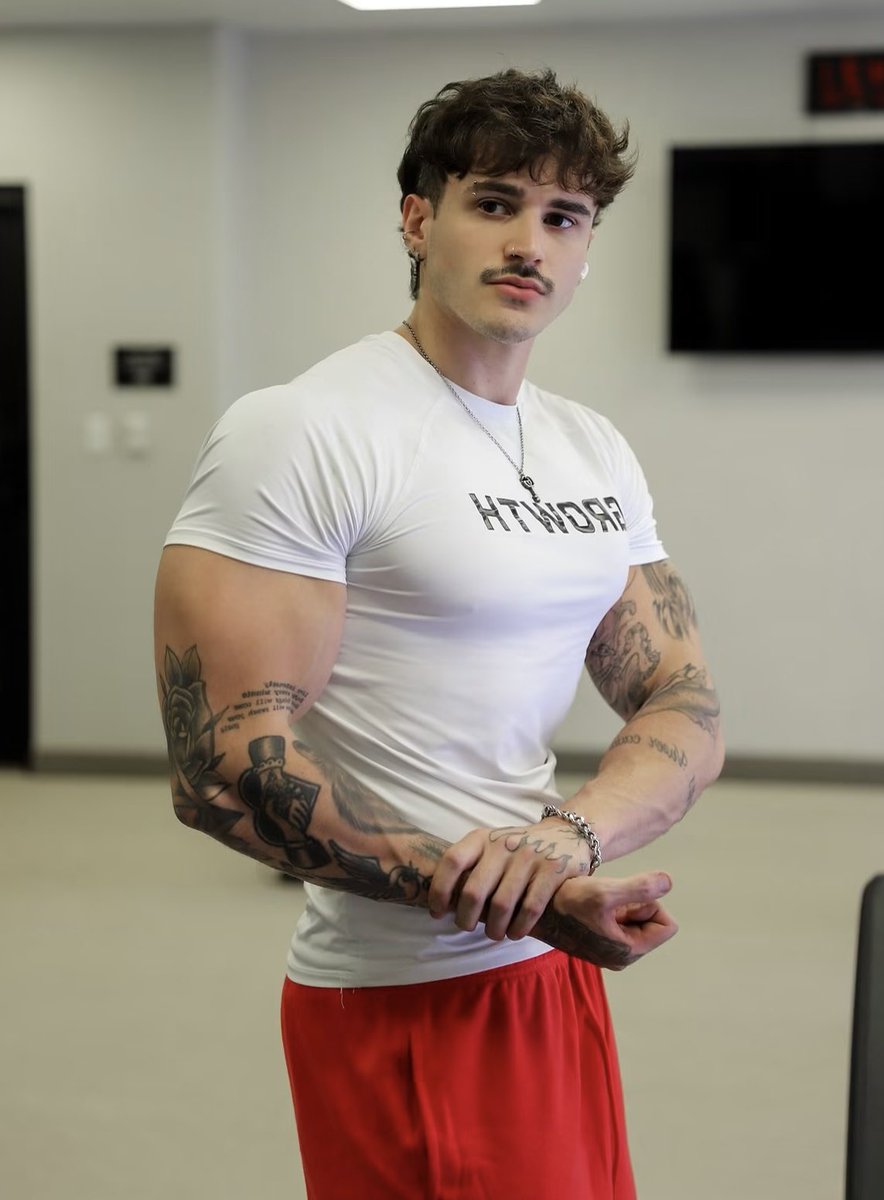 malesupremacybr's tweet photo. p mim, o único defeito desse macho é não ter muita bunda, porque de resto ele é completamente pfto. mas se bem que ele não deve usar o rabo p nada, né? com essa cara de puto, ele deve pensar só na pica e fuder ela até não aguentar mais. nmrl, que homem lindo e gigante do crl🤤 https://t.co/xBY0AgN71j