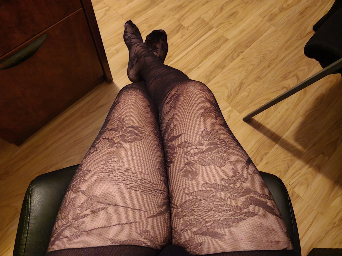 MikatheTrainer's tweet photo. New shoot of my thighs and booty today! 💖 The lighting her is awful but I made do :3
#femboy https://t.co/4hDTFhNrOc