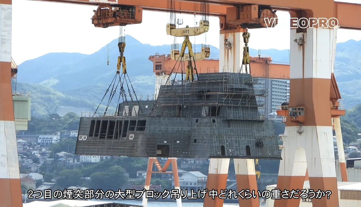 asura0998822's tweet photo. ASEVの後部構造物が載ったとは聞いていたけどまさかその様子を動画に収めてる人がいたとは
ほんとに大迫力でワロタ

大迫力！ASEV大型ブロックを1基３００トンジブクレーン２基で吊り上げ
https://t.co/olFwJLft7Z https://t.co/cmHJEWlshf