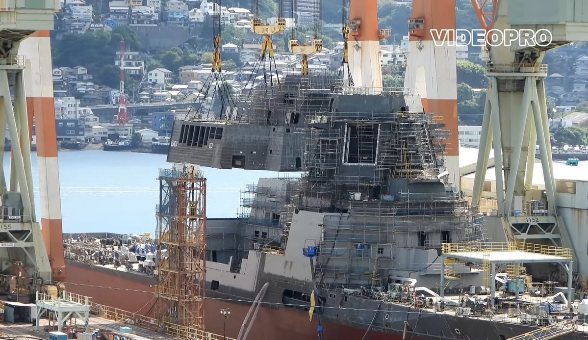 asura0998822's tweet photo. ASEVの後部構造物が載ったとは聞いていたけどまさかその様子を動画に収めてる人がいたとは
ほんとに大迫力でワロタ

大迫力！ASEV大型ブロックを1基３００トンジブクレーン２基で吊り上げ
https://t.co/olFwJLft7Z https://t.co/cmHJEWlshf