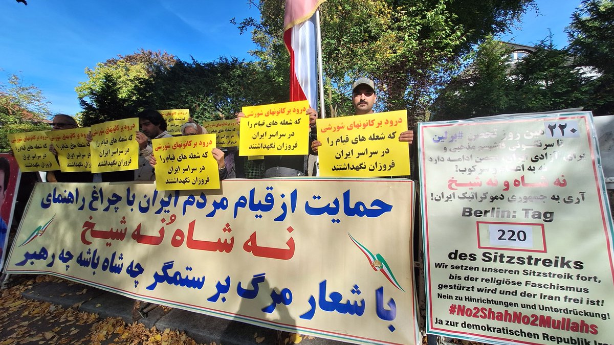 MehrizadehBehn1's tweet photo. 🔴آنان که جان و تنشان از عزمی راسخ آکنده است،از نشیب سرنوشتی بلندبالا میروند.

🔴#کانون‌های_شورشی بر مبنای فدا و صداقت آغاز کردند و ادامه دادند و اکنون به یگانه امید ایران تبدیل شده‌اند.

🔴220و221 مین روز تحصن مقابل سفارت رژیم آخوندی در #برلین
#نه_به_اعدام 
#StopExecutionsInIran https://t.co/JsIasCCZgW