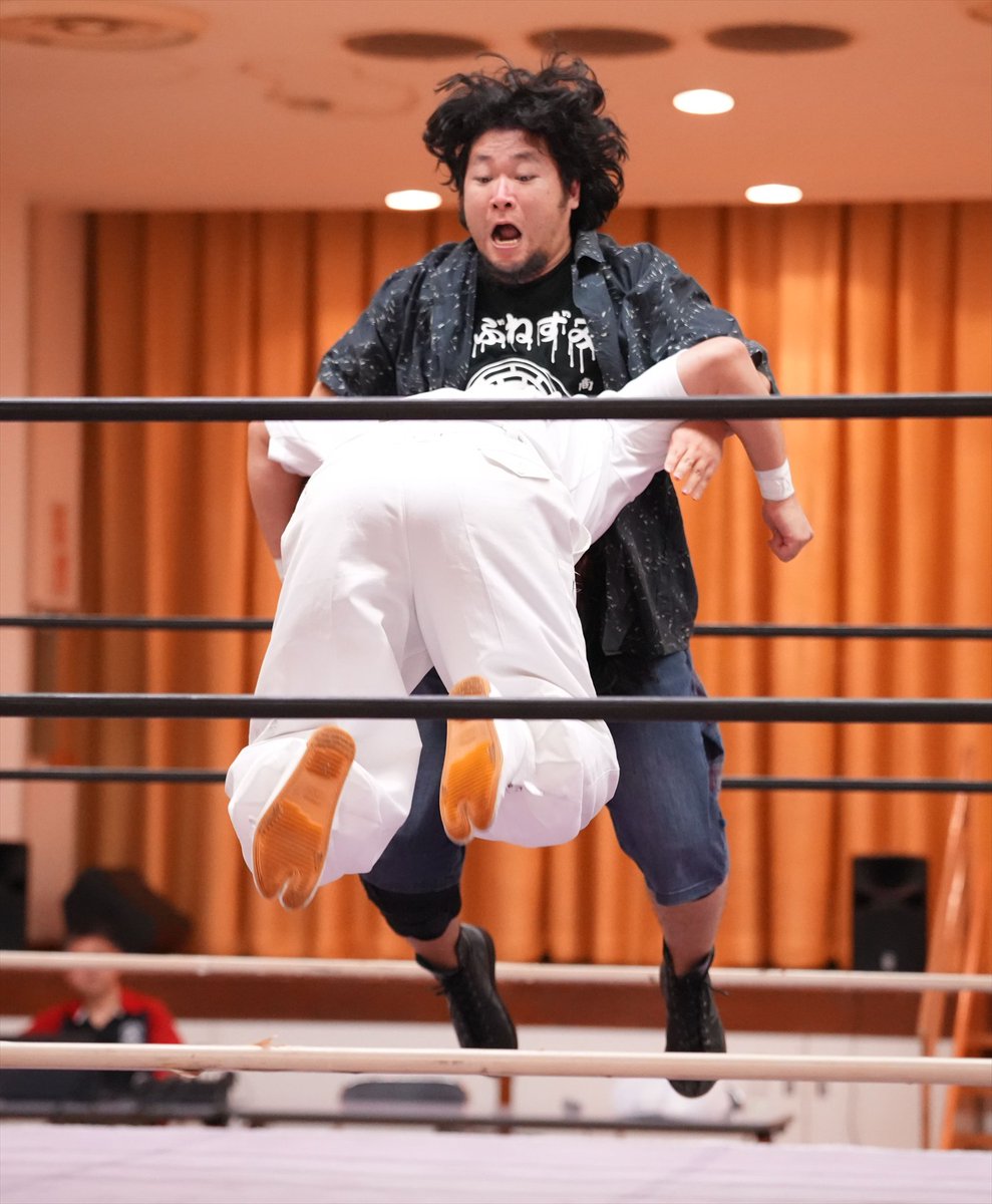 Namjunkzone's tweet photo. 一旦反撃が始まれば強い永眠選手。ペディグリーから前後にランニングニー。
#RAW94 https://t.co/HWqr7NmQ5u