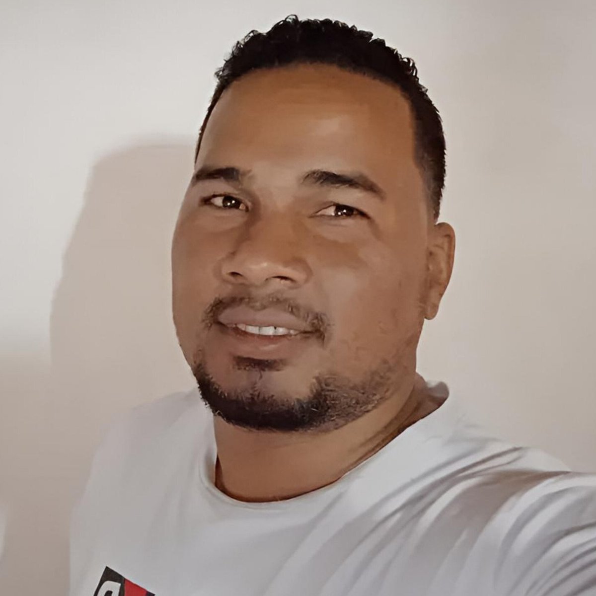 nelsonpvzla2's tweet photo. Él es Cleive Solórzano, preso político desde 2025. Fue imputado por INSTIGACIÓN AL ODIO solo por publicar un video en el que denunciaba la desaparición forzada de su hermano.

Cleive asistió a la audiencia del juicio oral de su hermano, de quien no se sabía nada desde hacía meses, con la esperanza de verlo y obtener información. En ese mismo lugar, la jueza ordenó su detención.

¡Exigimos su LIBERTAD PLENA E INMEDIATA y el cese definitivo de la violación de sus derechos humanos! #QueSeanTodos