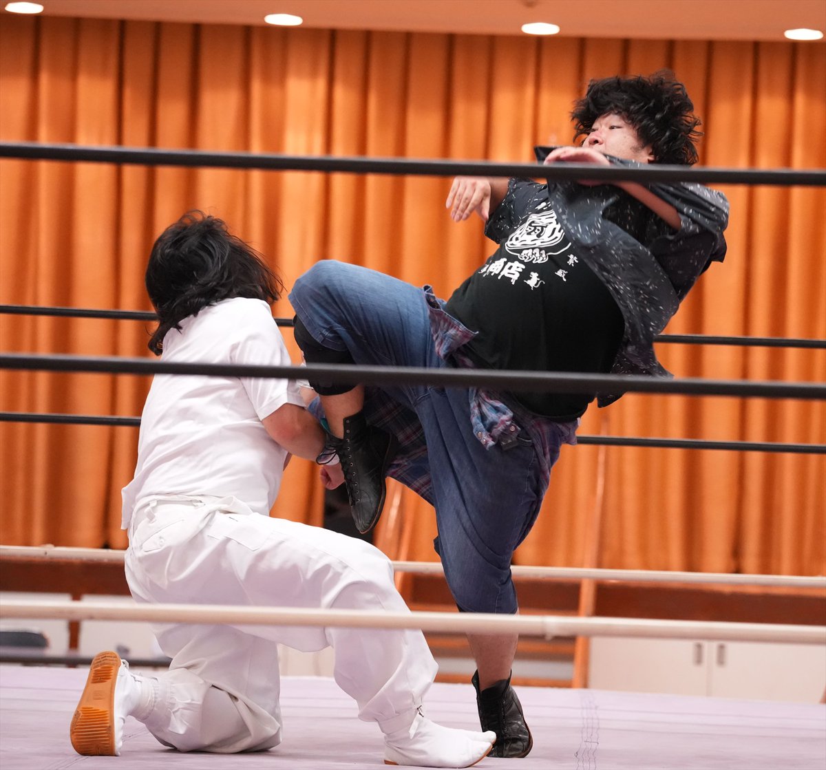 Namjunkzone's tweet photo. 一旦反撃が始まれば強い永眠選手。ペディグリーから前後にランニングニー。
#RAW94 https://t.co/HWqr7NmQ5u