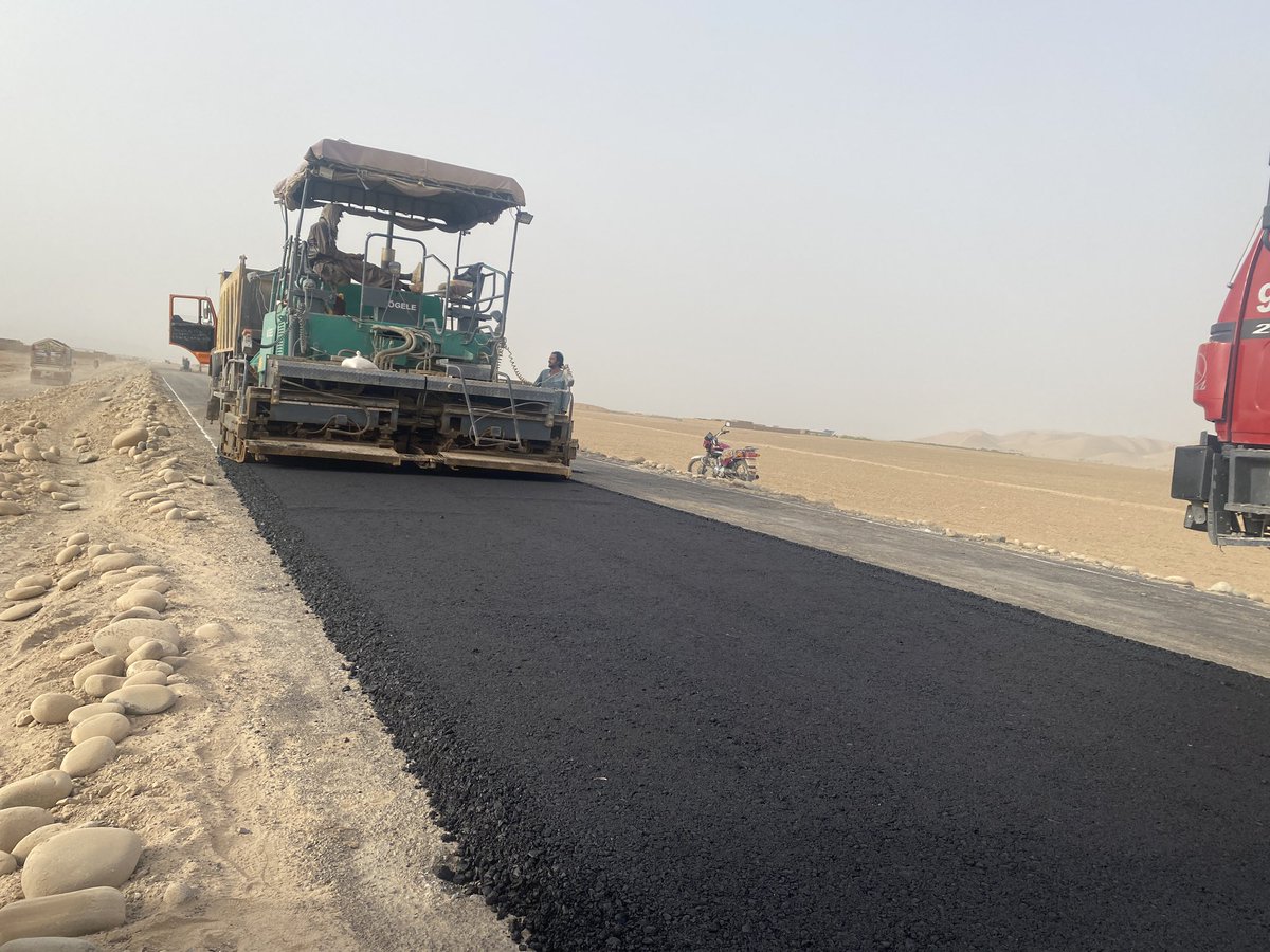 Ansarul92500427's tweet photo. شروع دوباره قير ريزي سرك هاي ماوراي كوكچه در تخار
كار اسفالت سرك هاي ماوراي كوكچه به نسبت مشكلات تخنيكي از چندي بدينسو متوقف گرديده بود امروز ١٤ ميزان دوباره از دو نقطه از ولسوالي دشت قلعه و  ينگي قلعه آغاز به كار نموده است. https://t.co/dYXd4mfVy2