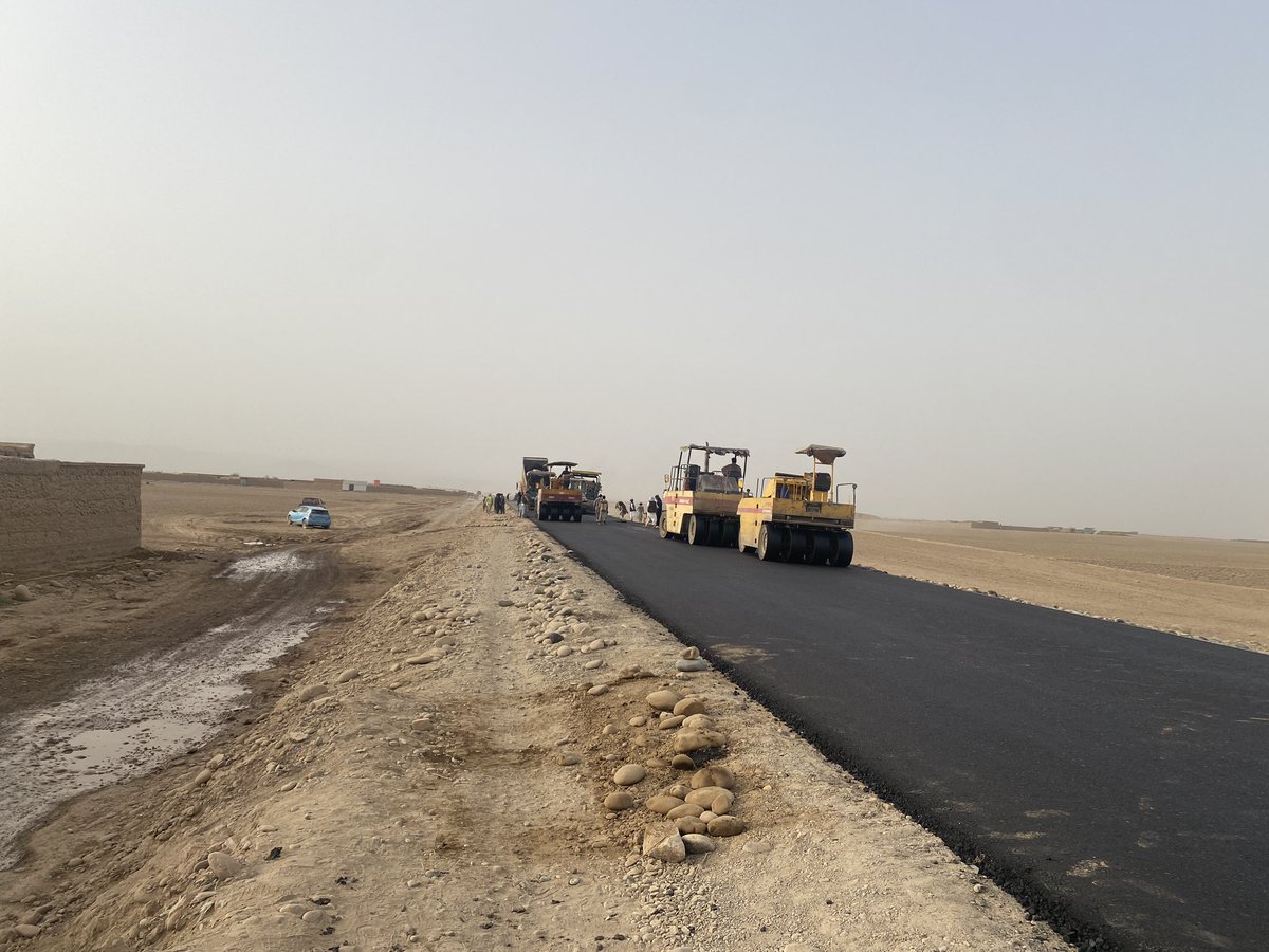 Ansarul92500427's tweet photo. شروع دوباره قير ريزي سرك هاي ماوراي كوكچه در تخار
كار اسفالت سرك هاي ماوراي كوكچه به نسبت مشكلات تخنيكي از چندي بدينسو متوقف گرديده بود امروز ١٤ ميزان دوباره از دو نقطه از ولسوالي دشت قلعه و  ينگي قلعه آغاز به كار نموده است. https://t.co/dYXd4mfVy2